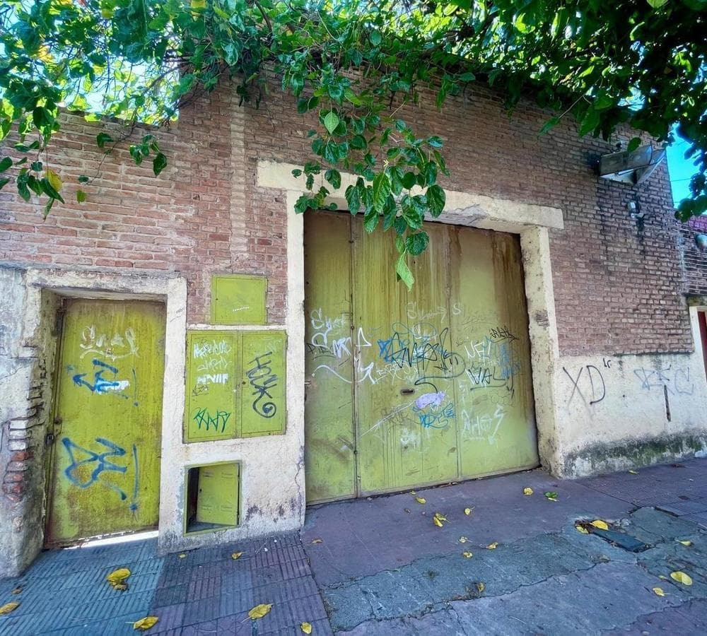 2 rentable, expandable warehouses with parking spaces—Ideal investment