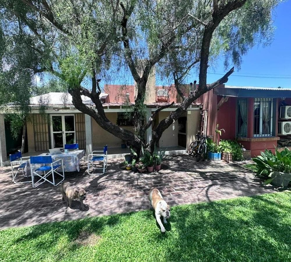 3-BEDROOM HOUSE WITH POOL AND BARBECUE AREA