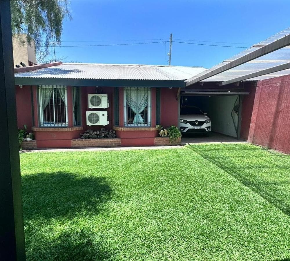3-BEDROOM HOUSE WITH POOL AND BARBECUE AREA