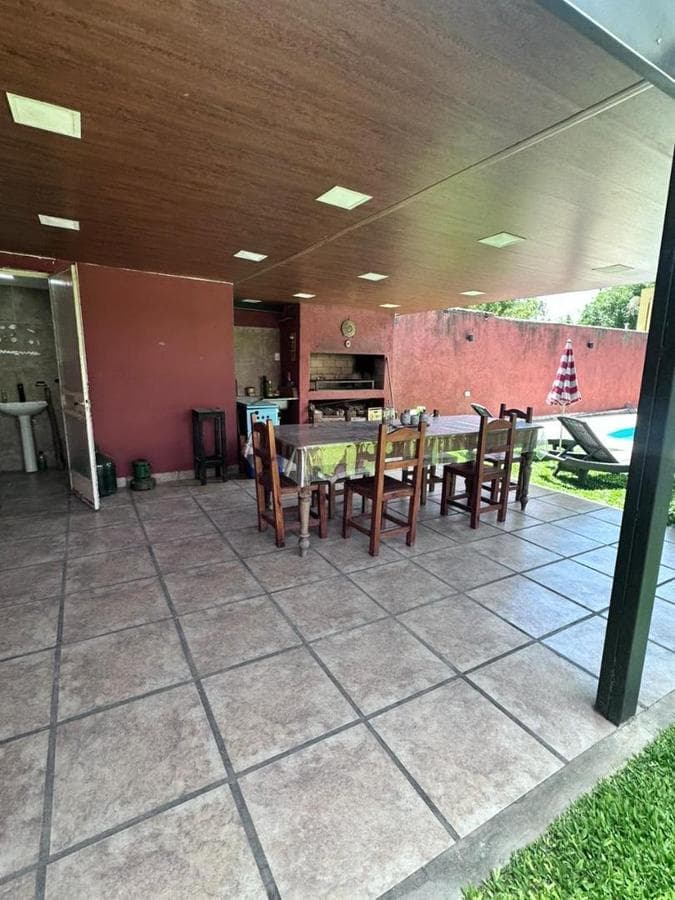 3-BEDROOM HOUSE WITH POOL AND BARBECUE AREA