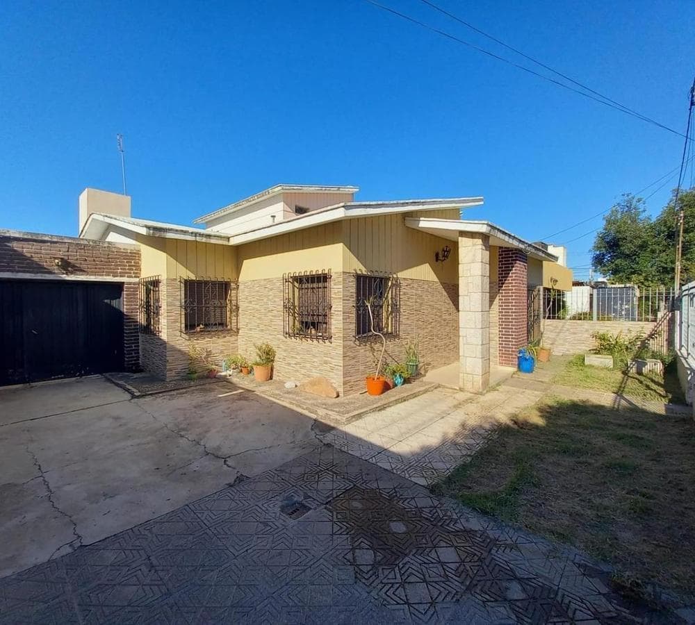 4-BEDROOM HOUSE FOR SALE IN THE PARQUE VELEZ SARSFIELD NEIGHBORHOOD