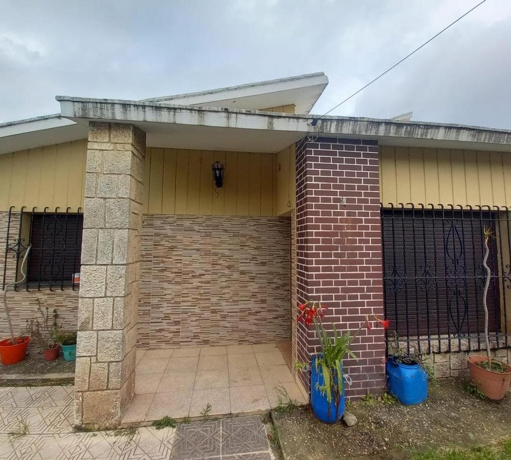 4-BEDROOM HOUSE FOR SALE IN THE PARQUE VELEZ SARSFIELD NEIGHBORHOOD