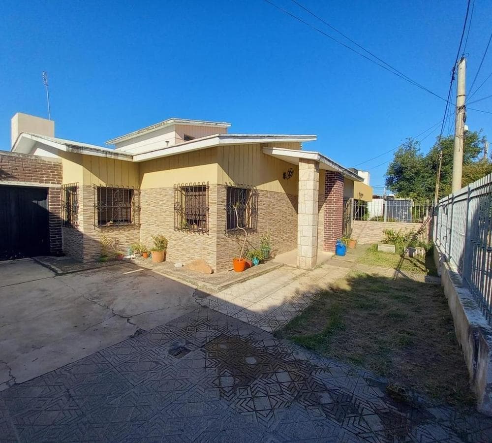 4-BEDROOM HOUSE FOR SALE IN THE PARQUE VELEZ SARSFIELD NEIGHBORHOOD