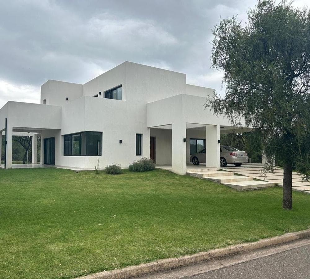 4-BEDROOM HOUSE IN LOS QUEBRACHOS COUNTRY GOLF, SAN LUIS