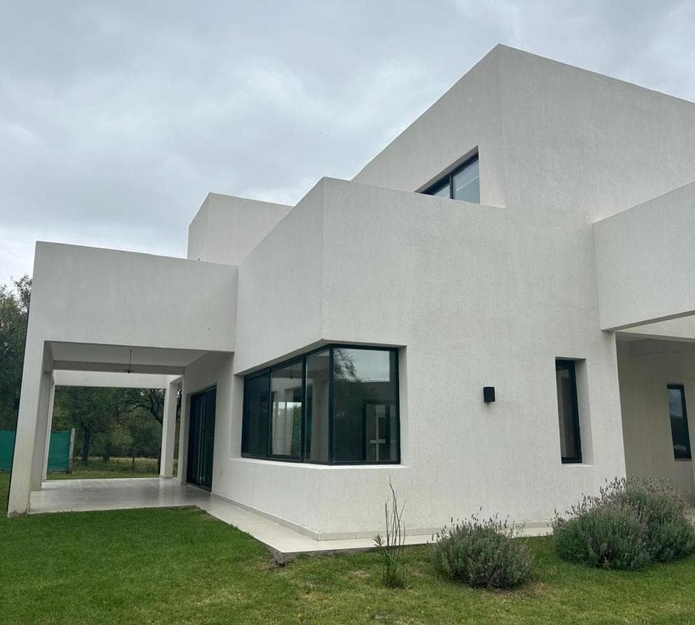 4-BEDROOM HOUSE IN LOS QUEBRACHOS COUNTRY GOLF, SAN LUIS