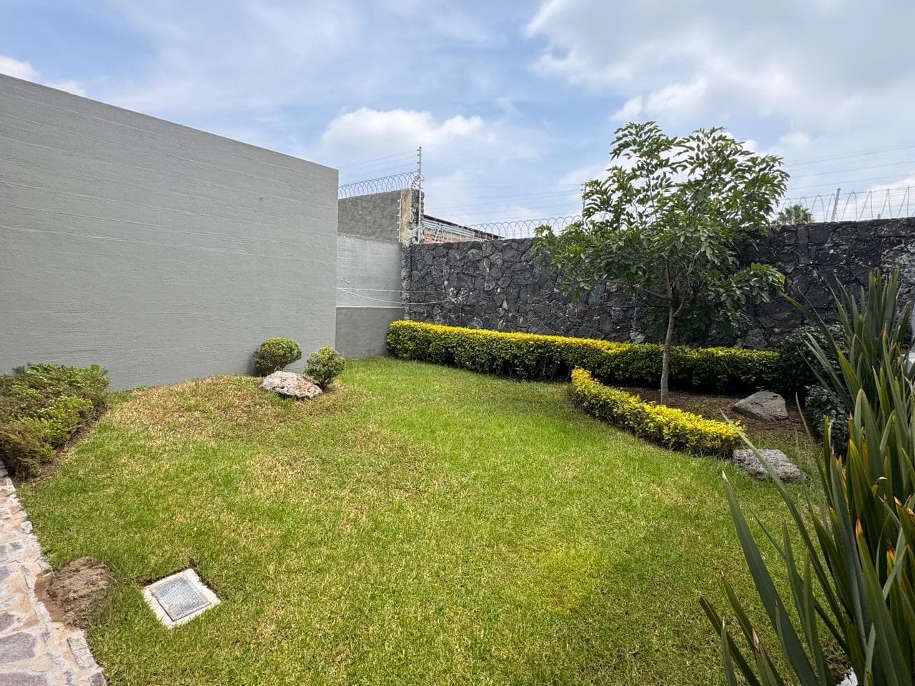 Single-Story House with 3 Bedrooms and a Maid's Room, Terrace with a Large Garden