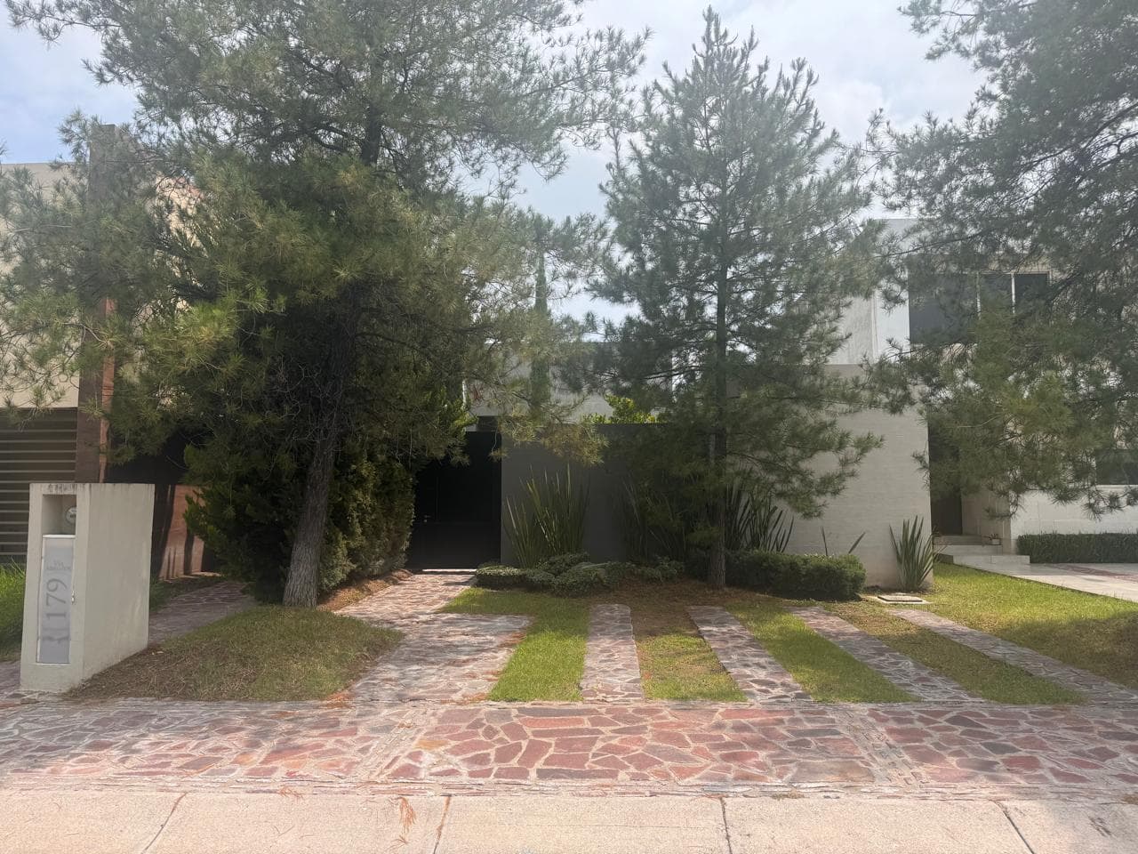 Single-Story House with 3 Bedrooms and a Maid's Room, Terrace with a Large Garden