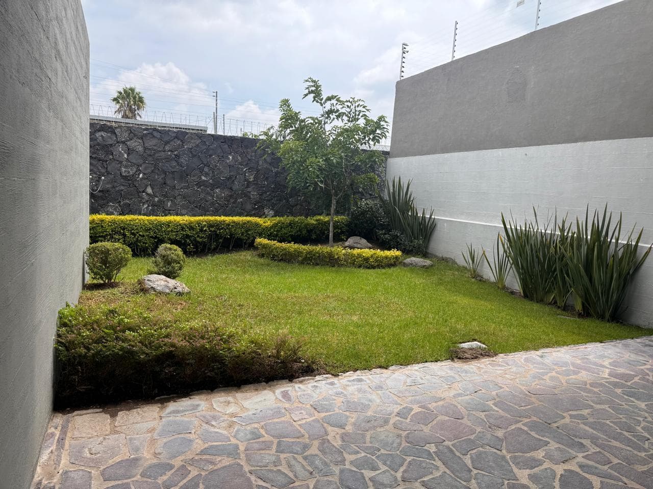 Single-Story House with 3 Bedrooms and a Maid's Room, Terrace with a Large Garden