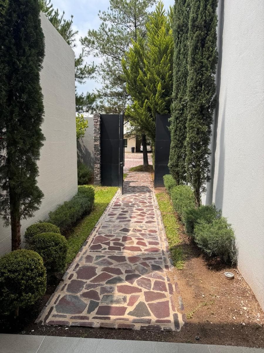 Single-Story House with 3 Bedrooms and a Maid's Room, Terrace with a Large Garden
