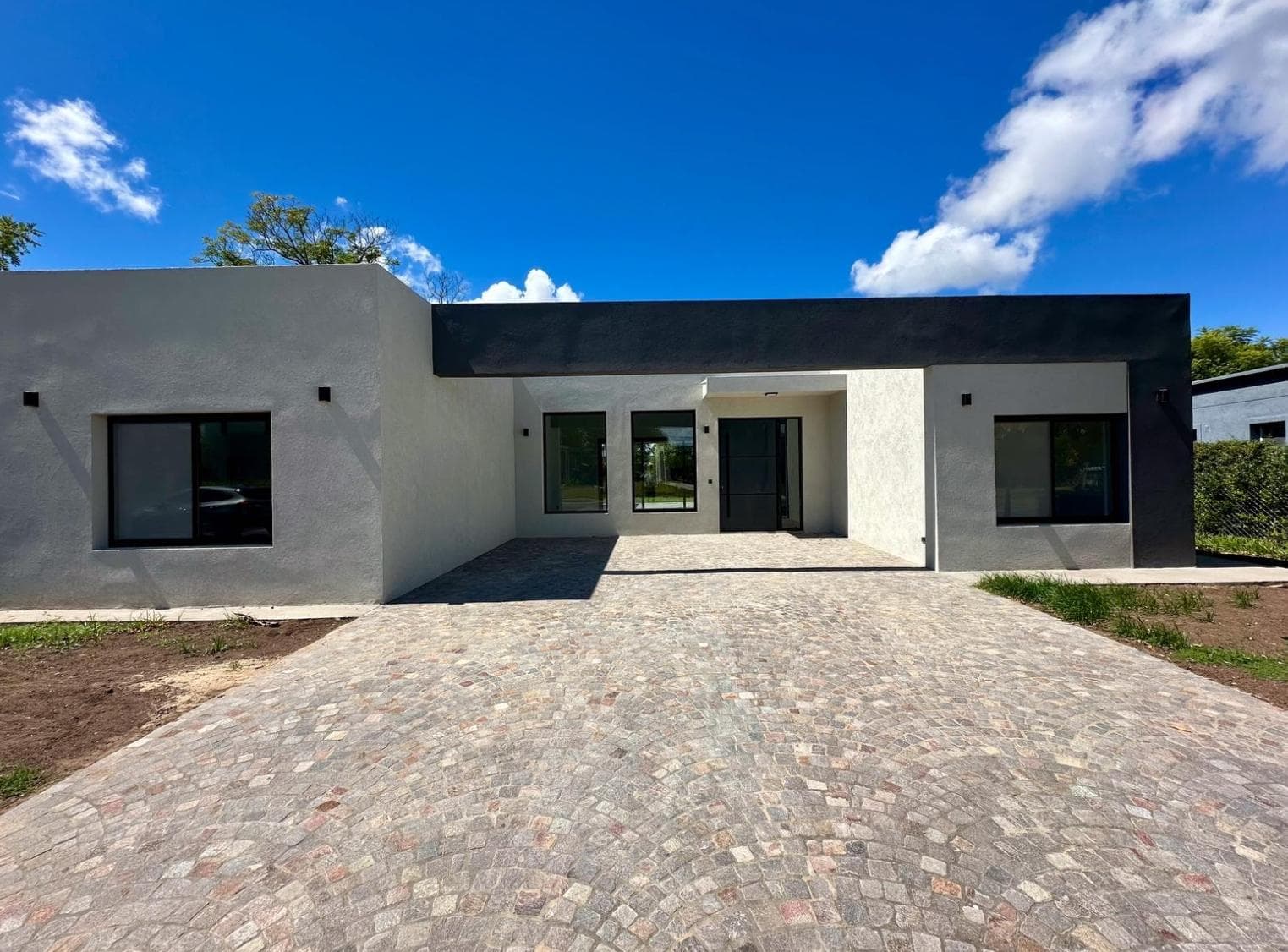HOUSE FOR SALE - SAN MATIAS NEIGHBORHOOD - AREA 4 - ESCOBAR - 5 rooms, pool, porch.