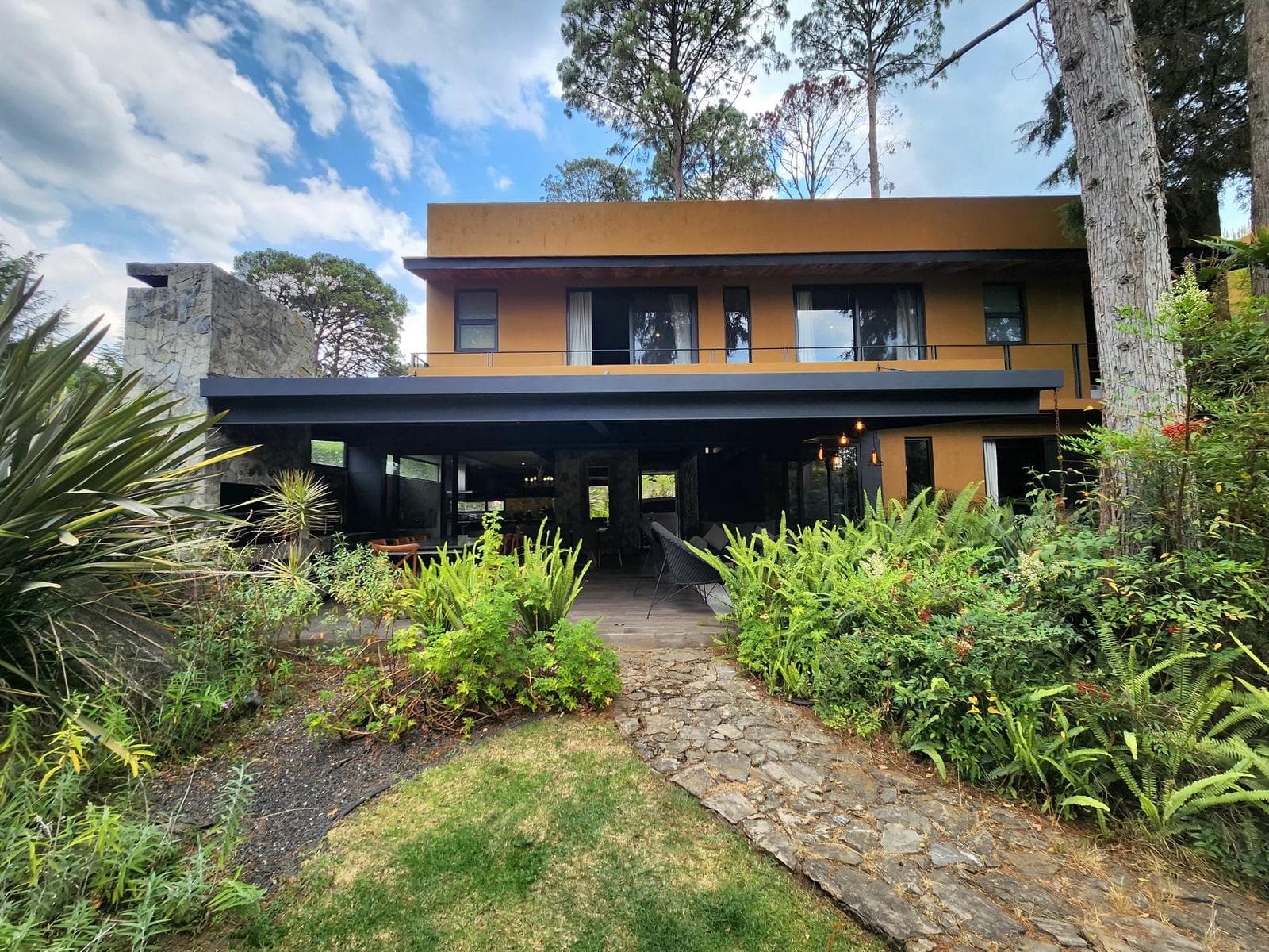 HOUSE FOR SALE IN AN EXCLUSIVE CONDOMINIUM IN AVÁNDARO