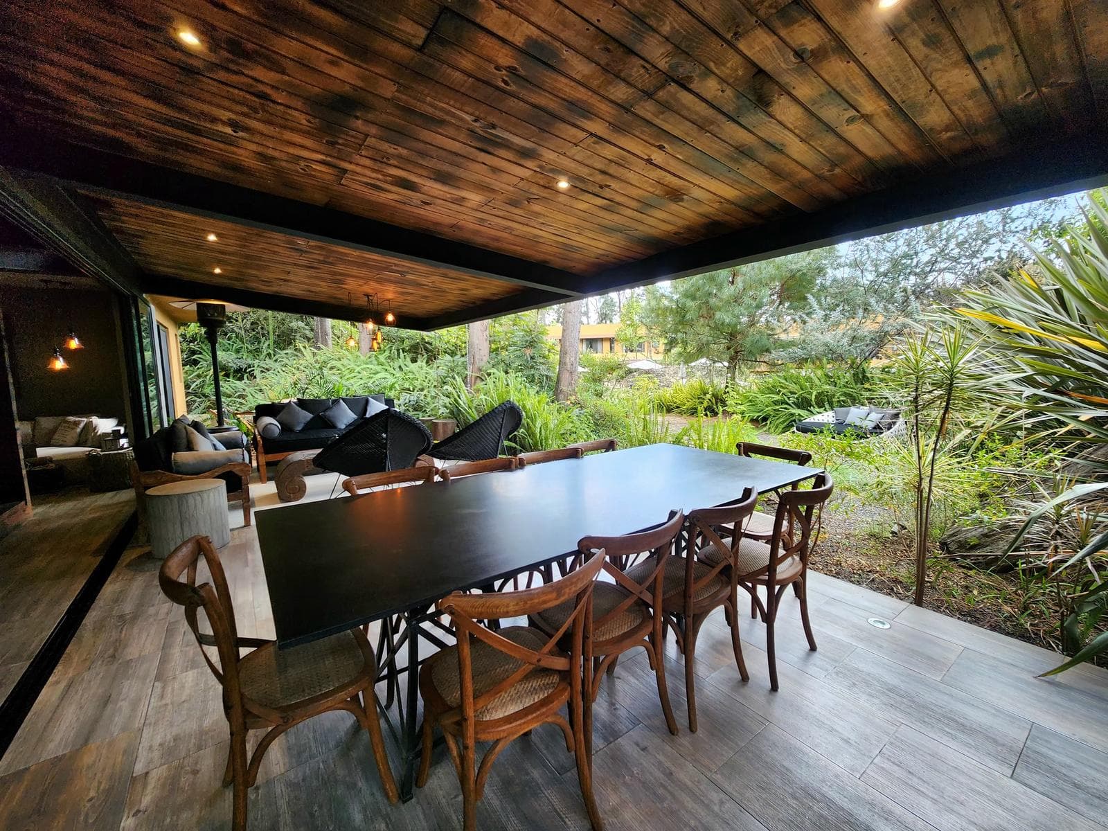HOUSE FOR SALE IN AN EXCLUSIVE CONDOMINIUM IN AVÁNDARO