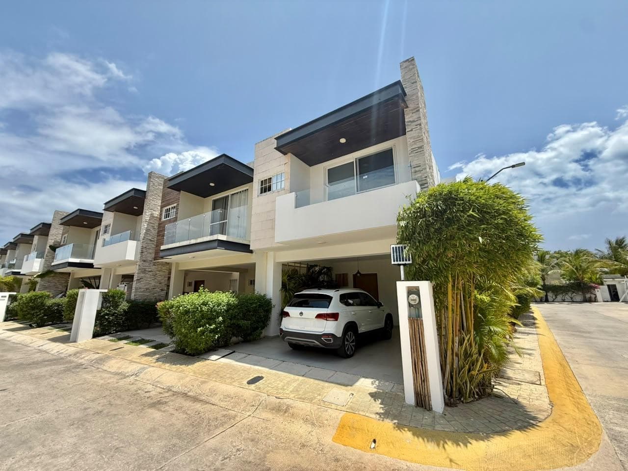 3-BEDROOM HOUSE WITH SOLAR PANELS, 8 MINUTES FROM THE BEACH