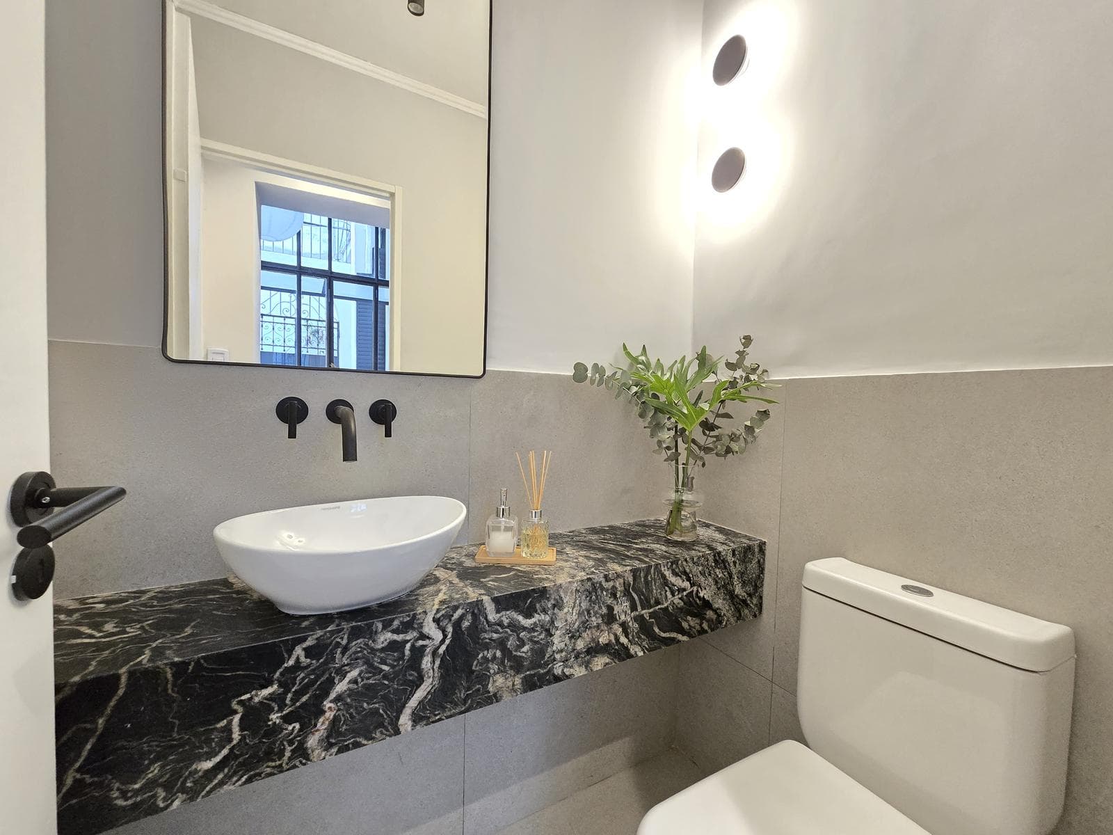 FOR SALE: Studio Apartment in Charcas and Laprida—2 rooms with a half-bath; very low maintenance fees
