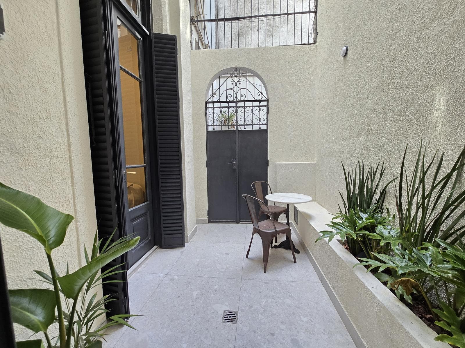 FOR SALE: Studio Apartment in Charcas and Laprida—2 rooms with a half-bath; very low maintenance fees