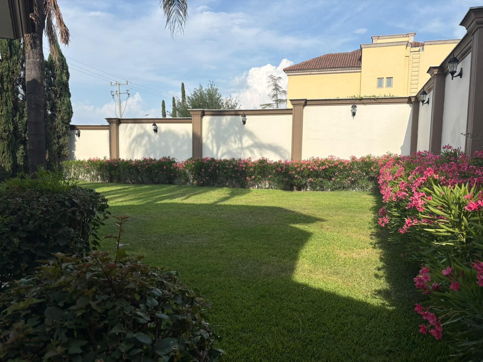 HOUSE FOR SALE IN LOMAS DEL VALLE