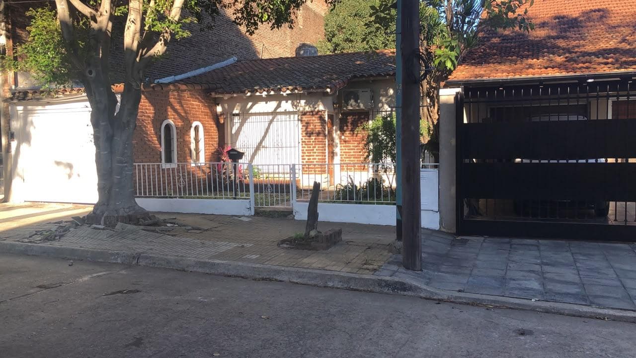 House for Sale in Need of Renovation - Vicente López