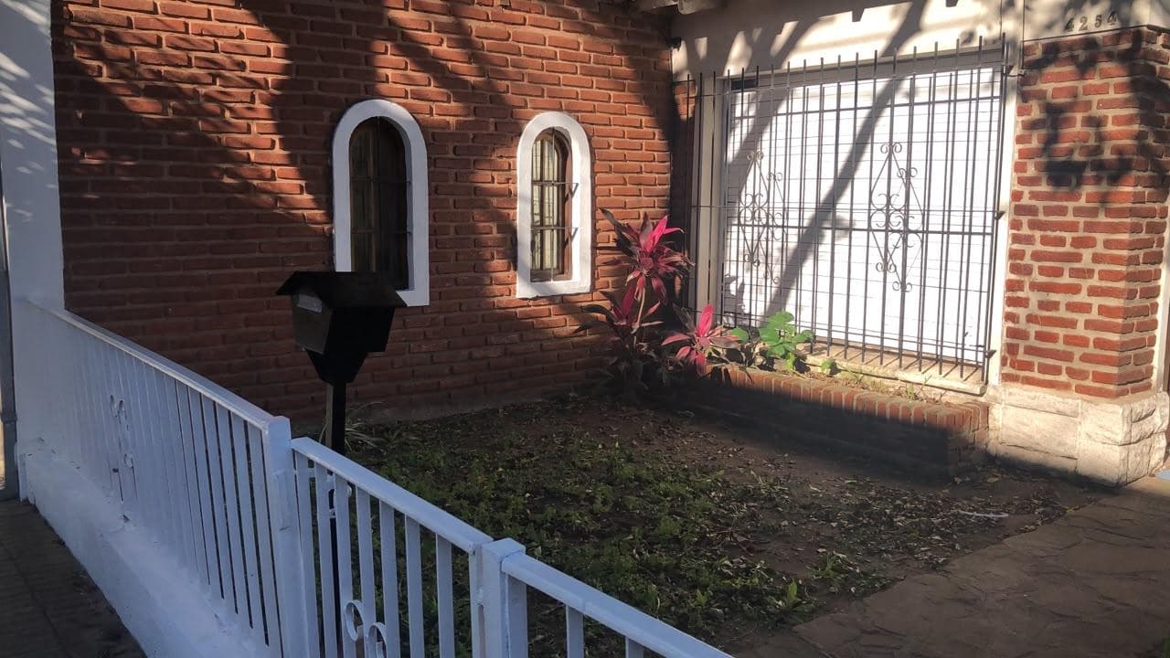 House for Sale in Need of Renovation - Vicente López