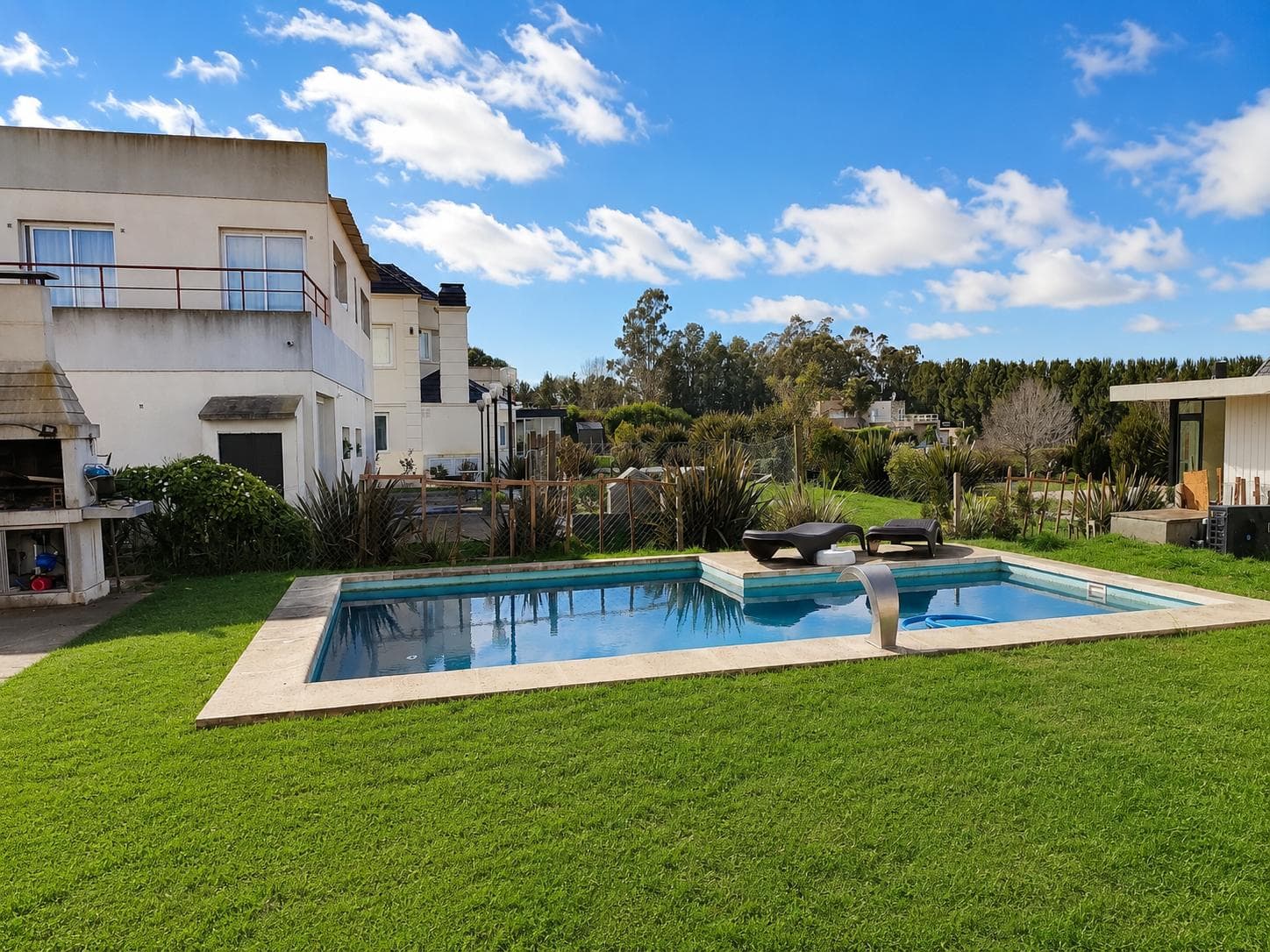 4-Room House with Modern Pool in the Tierras del Mar Neighborhood