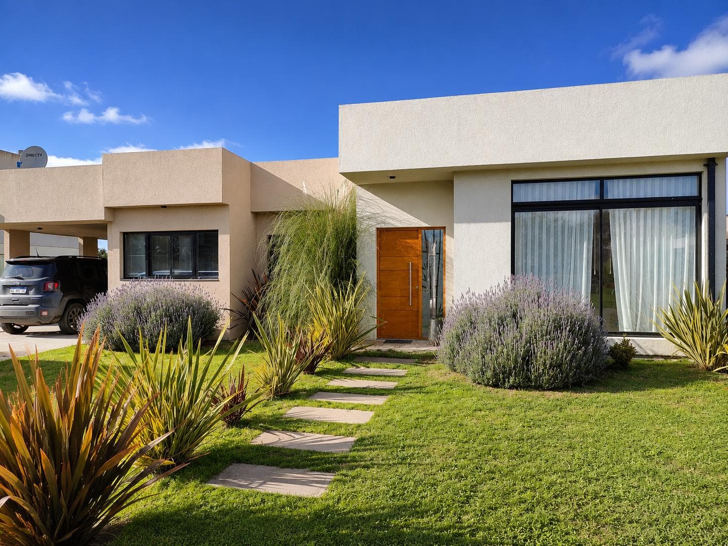4-Room House with Modern Pool in the Tierras del Mar Neighborhood