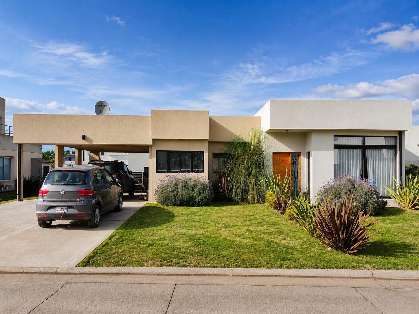 4-Room House with Modern Pool in the Tierras del Mar Neighborhood