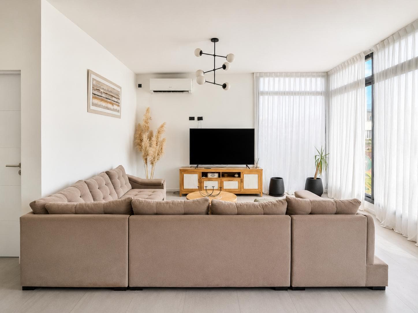 4-Room House with Modern Pool in the Tierras del Mar Neighborhood
