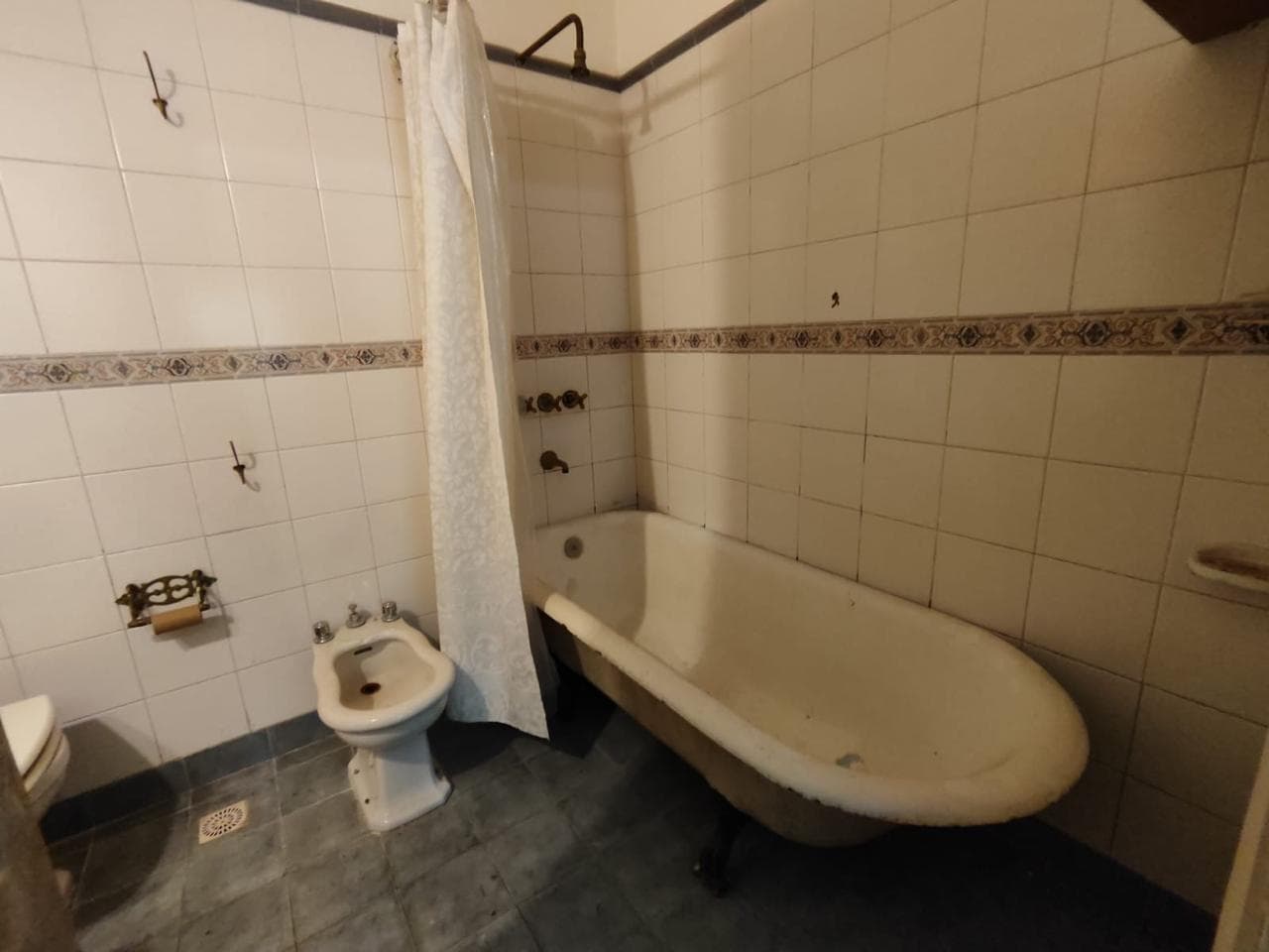 5-room house for sale, Victoria—needs renovation