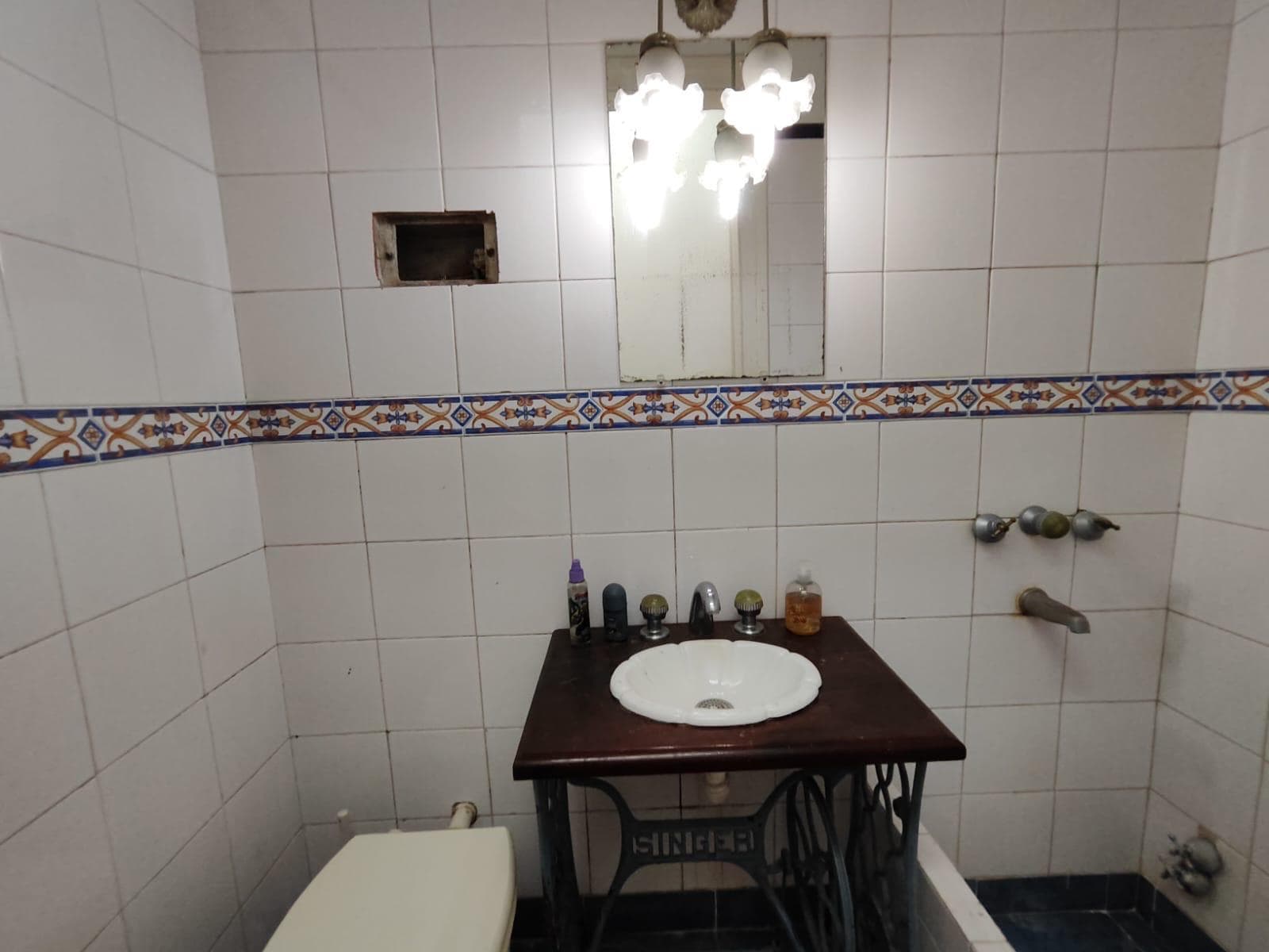 5-room house for sale, Victoria—needs renovation