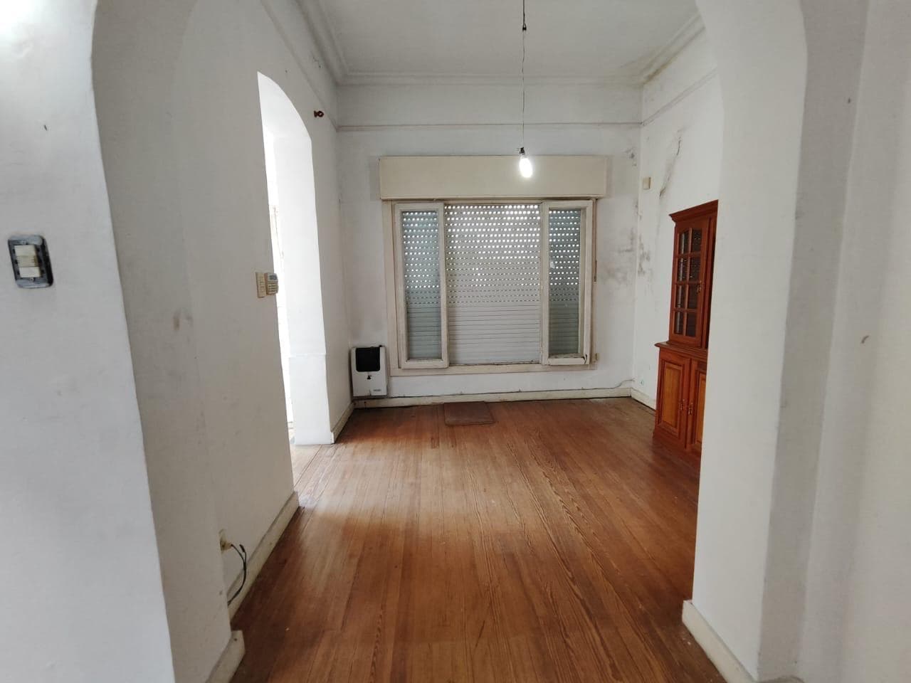 5-room house for sale, Victoria—needs renovation