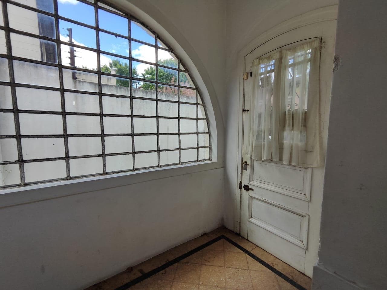 5-room house for sale, Victoria—needs renovation