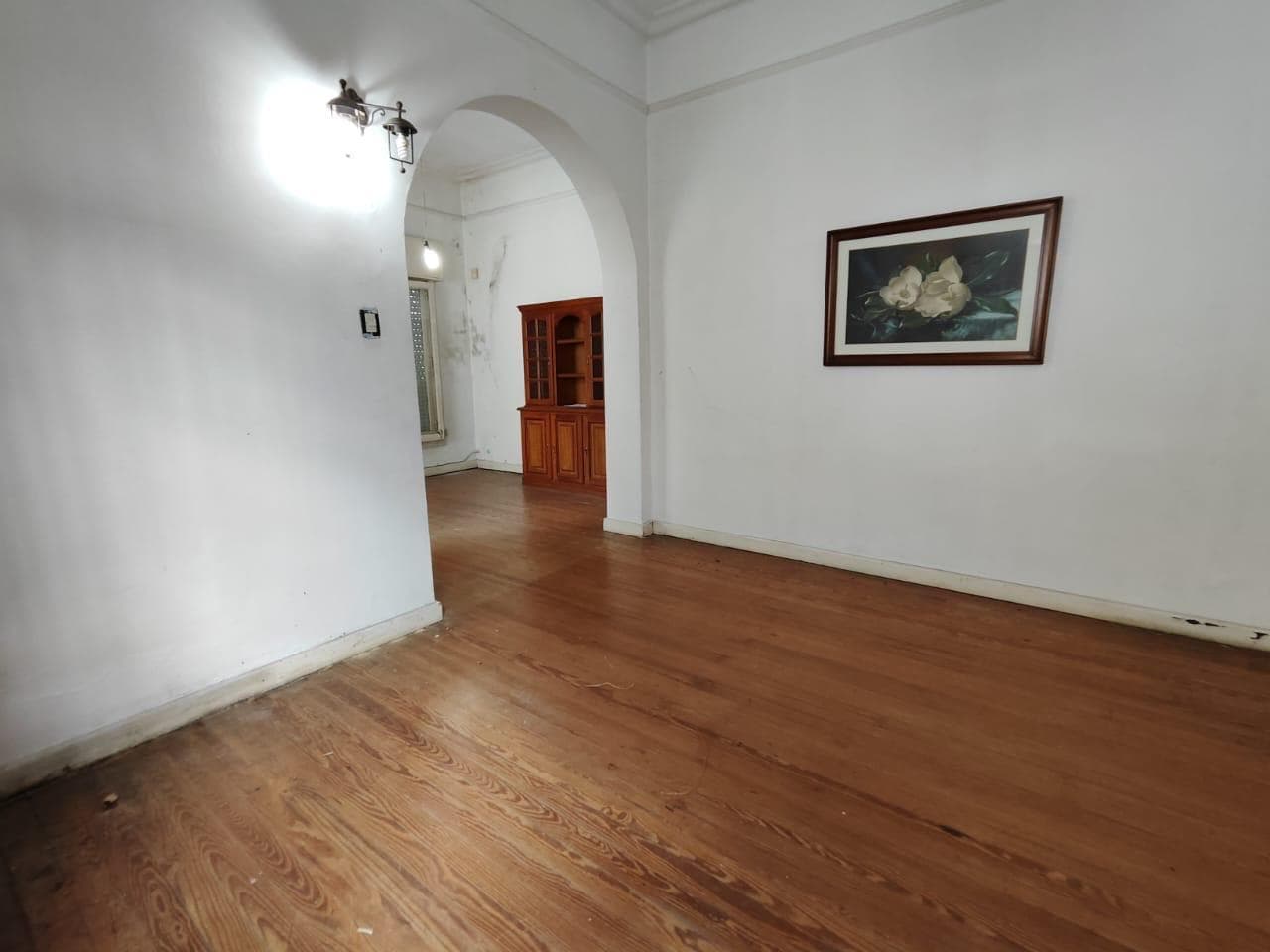 5-room house for sale, Victoria—needs renovation
