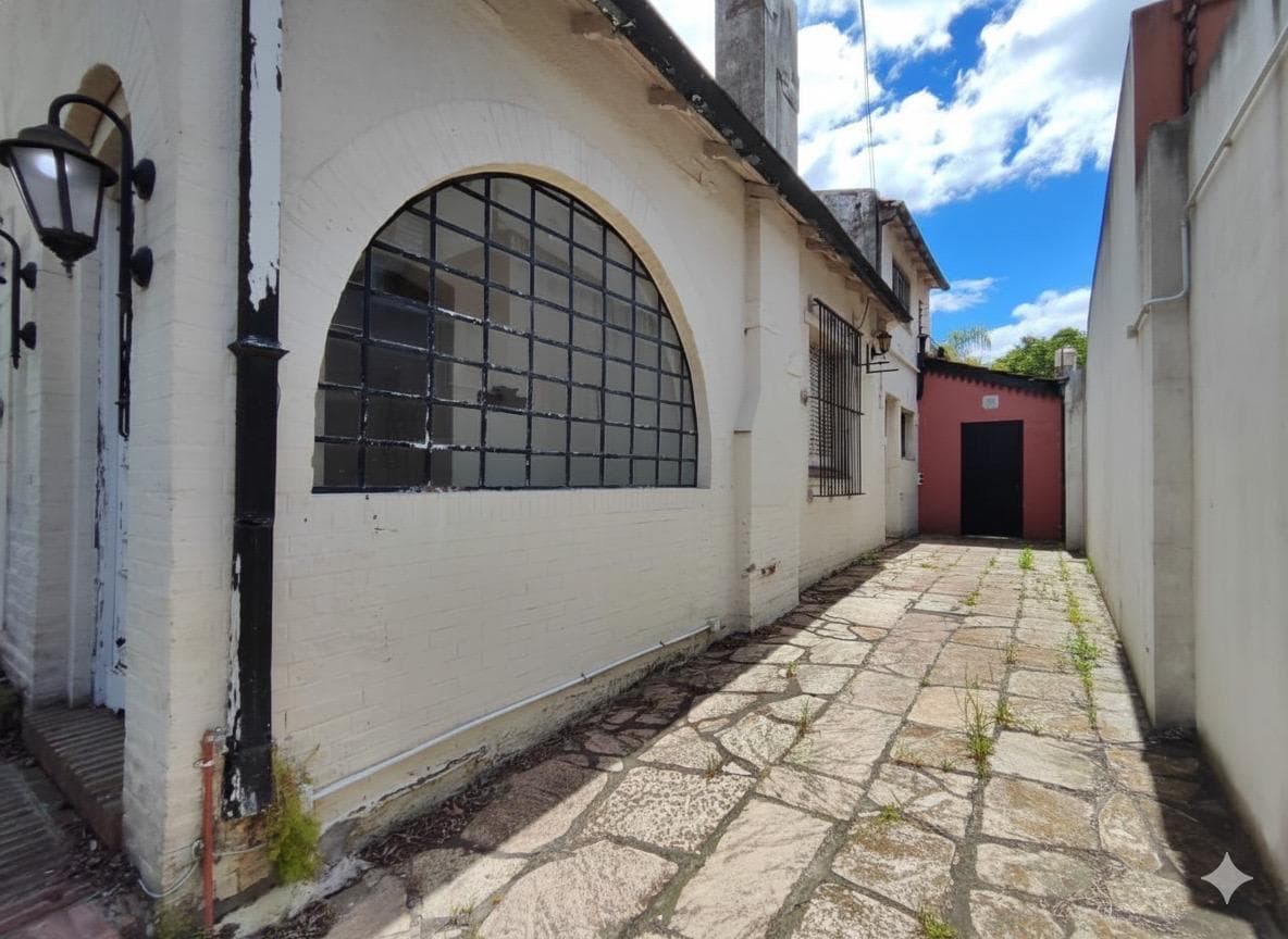 5-room house for sale, Victoria—needs renovation