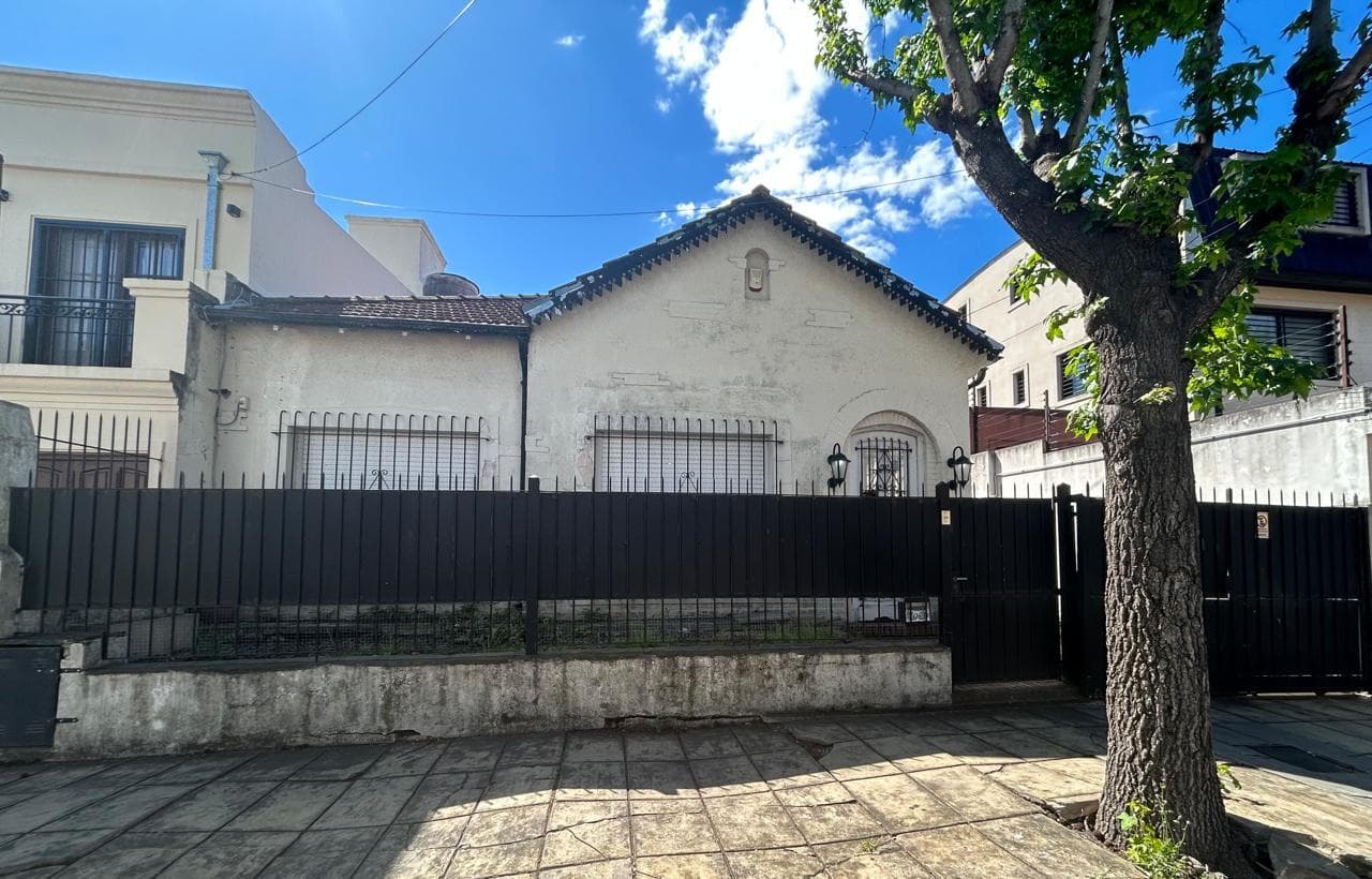 5-room house for sale, Victoria—needs renovation