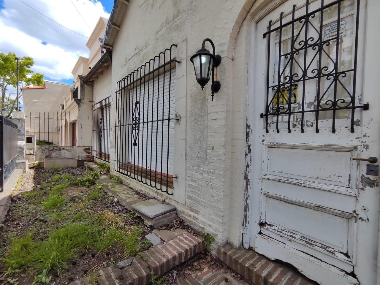 5-room house for sale, Victoria—needs renovation