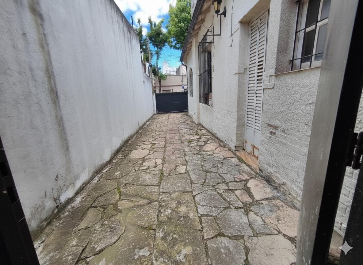 5-room house for sale, Victoria—needs renovation