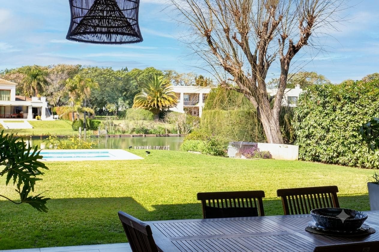 House for sale with lagoon views, 4 suites (1 on the ground floor), elevator