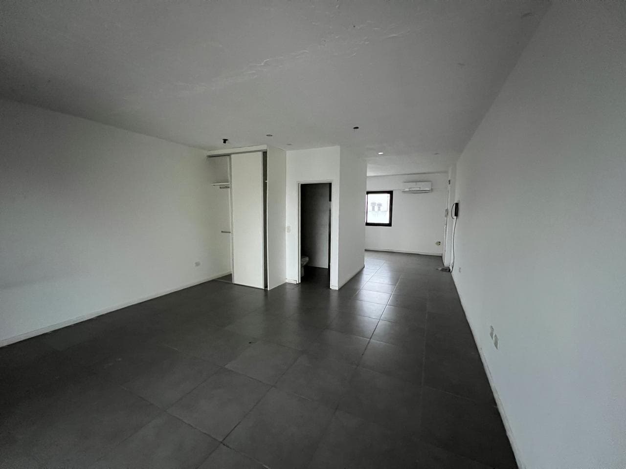Studio apartment in the R. de Escalada neighborhood. QUALIFIES FOR MORTGAGE.