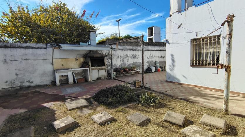 House and Two Apartments for Sale in Jardín del Pilar