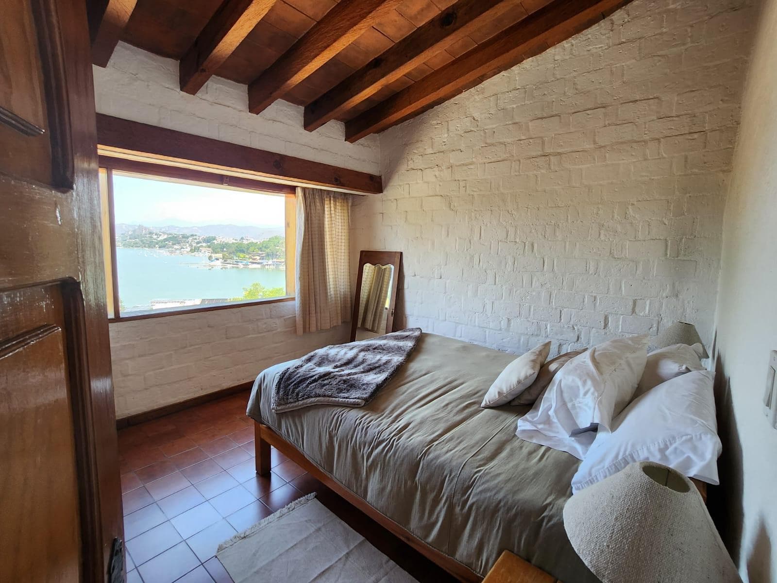 House for Rent, with a View of the Lake