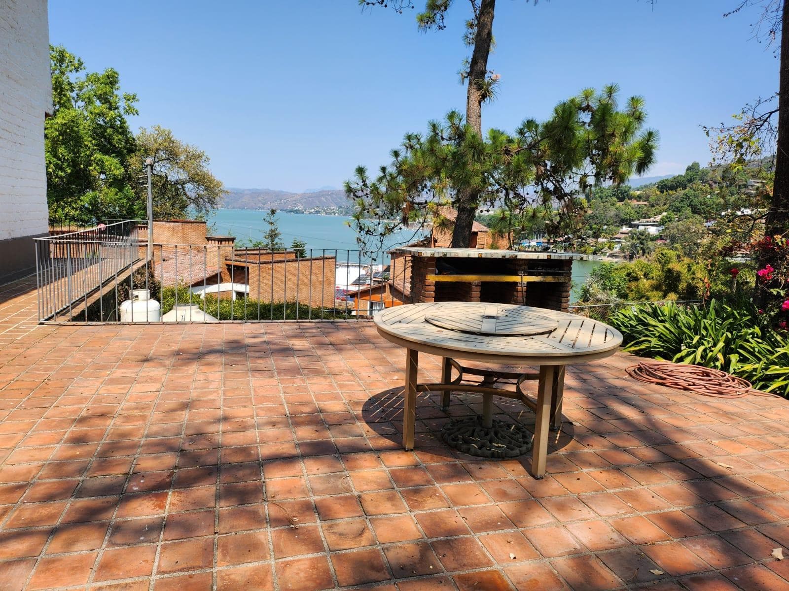 House for Rent, with a View of the Lake