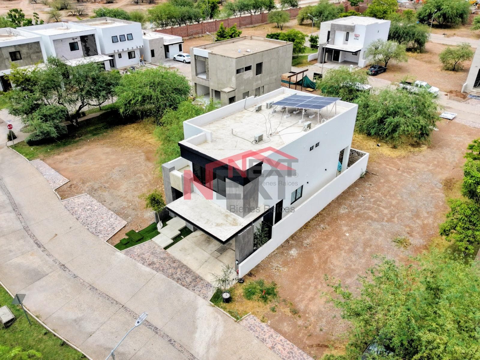 HOUSE FOR SALE IN ALTOZANO RESIDENCIAL
