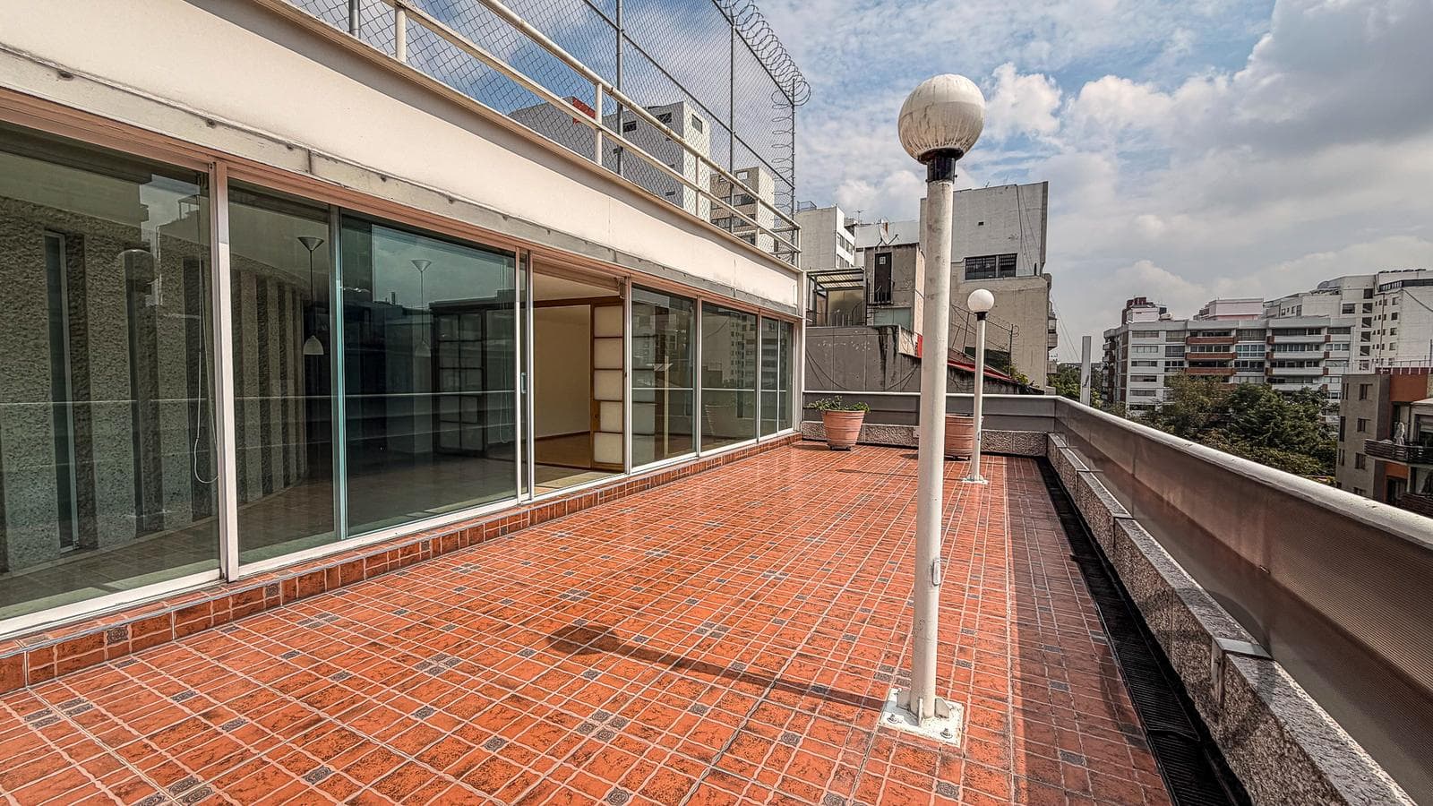 PH Apartment with a Terrace in Temistocles
