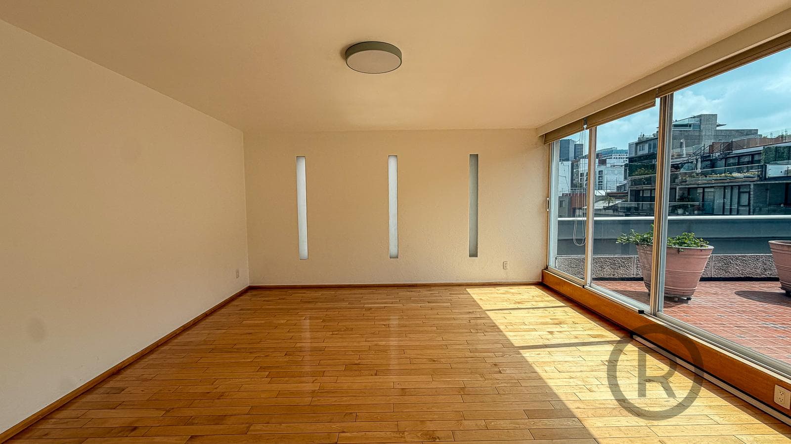 PH Apartment with a Terrace in Temistocles