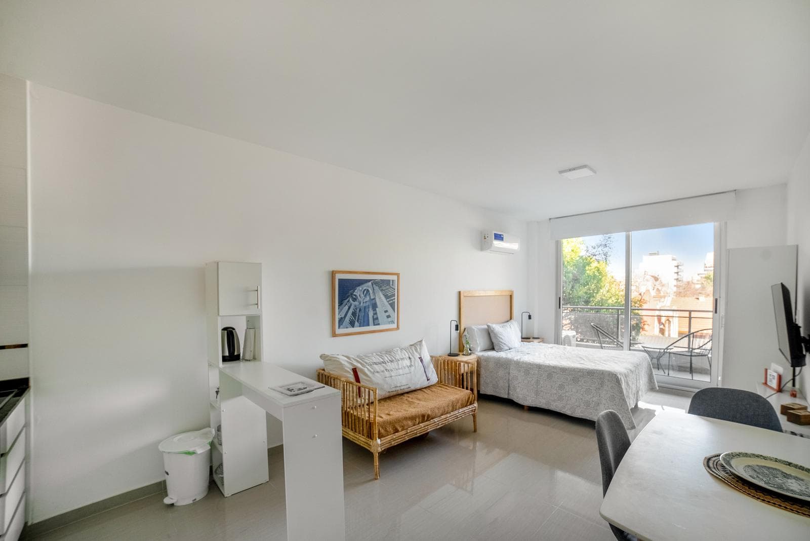Furnished studio apartment with a balcony and amenities available for short-term rent in Saavedra
