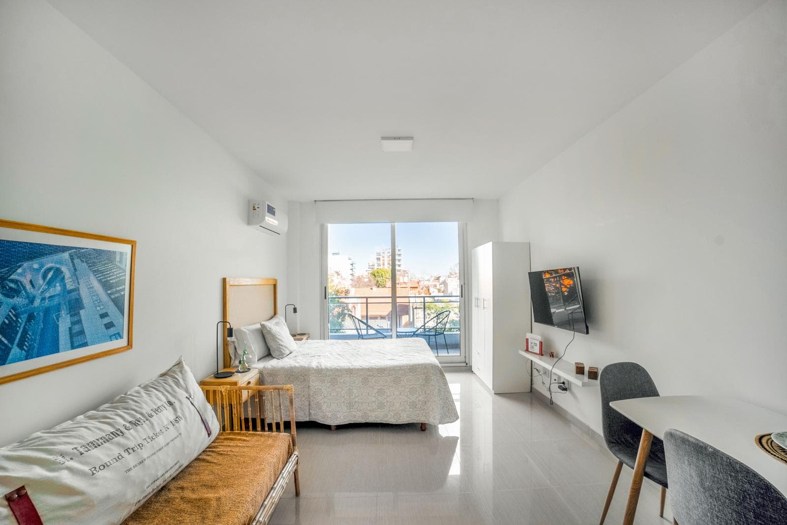 Furnished studio apartment with a balcony and amenities available for short-term rent in Saavedra