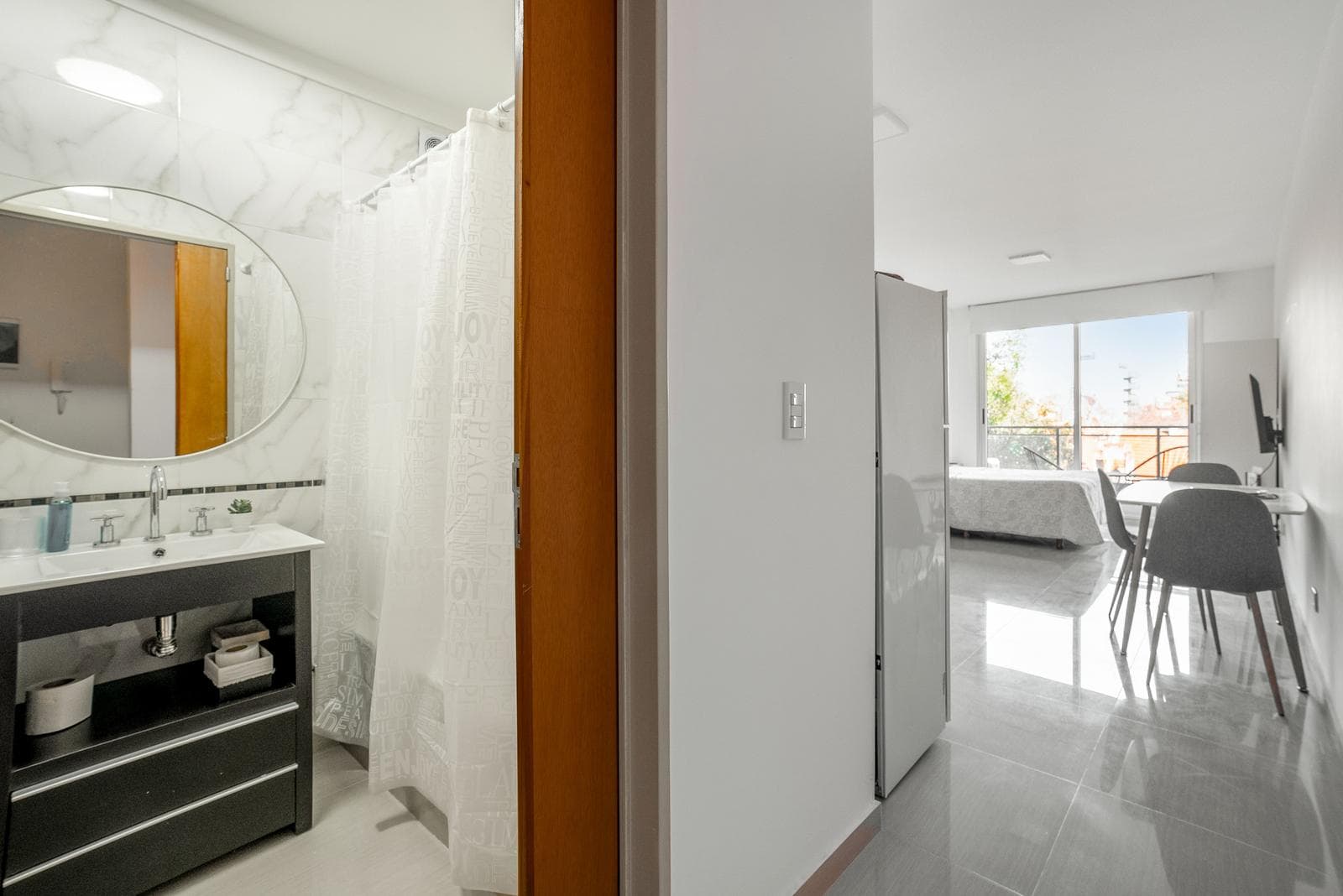 Furnished studio apartment with a balcony and amenities available for short-term rent in Saavedra