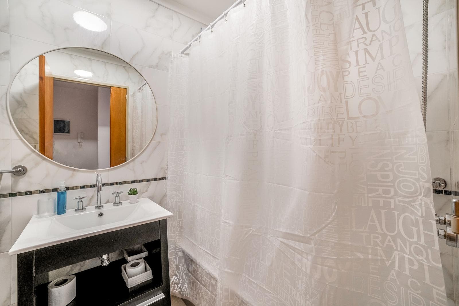 Furnished studio apartment with a balcony and amenities available for short-term rent in Saavedra
