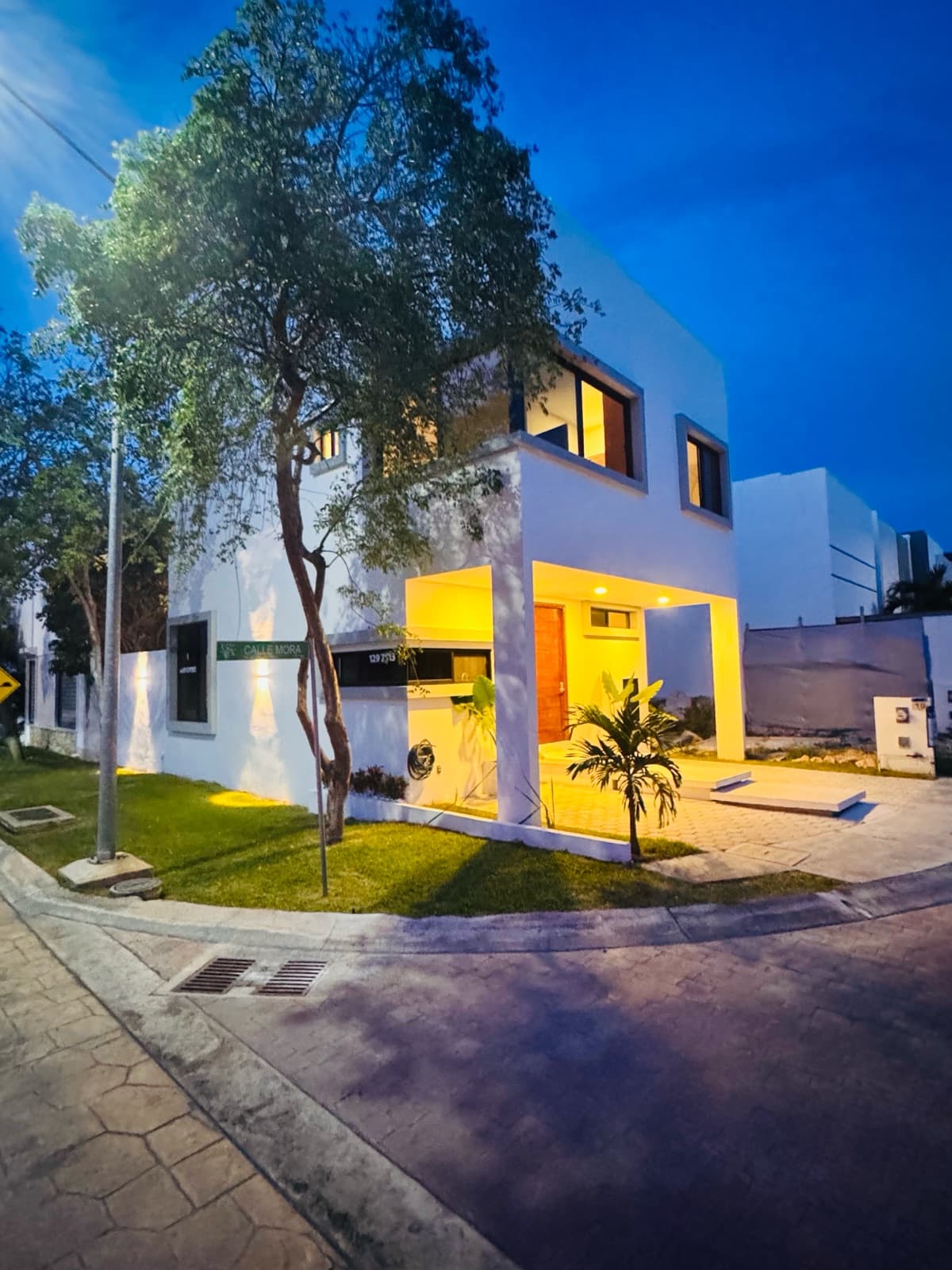 Venta Casa Nueva en Esquina I Arbolada Residencial I Cumbres I Av. Huayacan I AlbercaI Rooftop