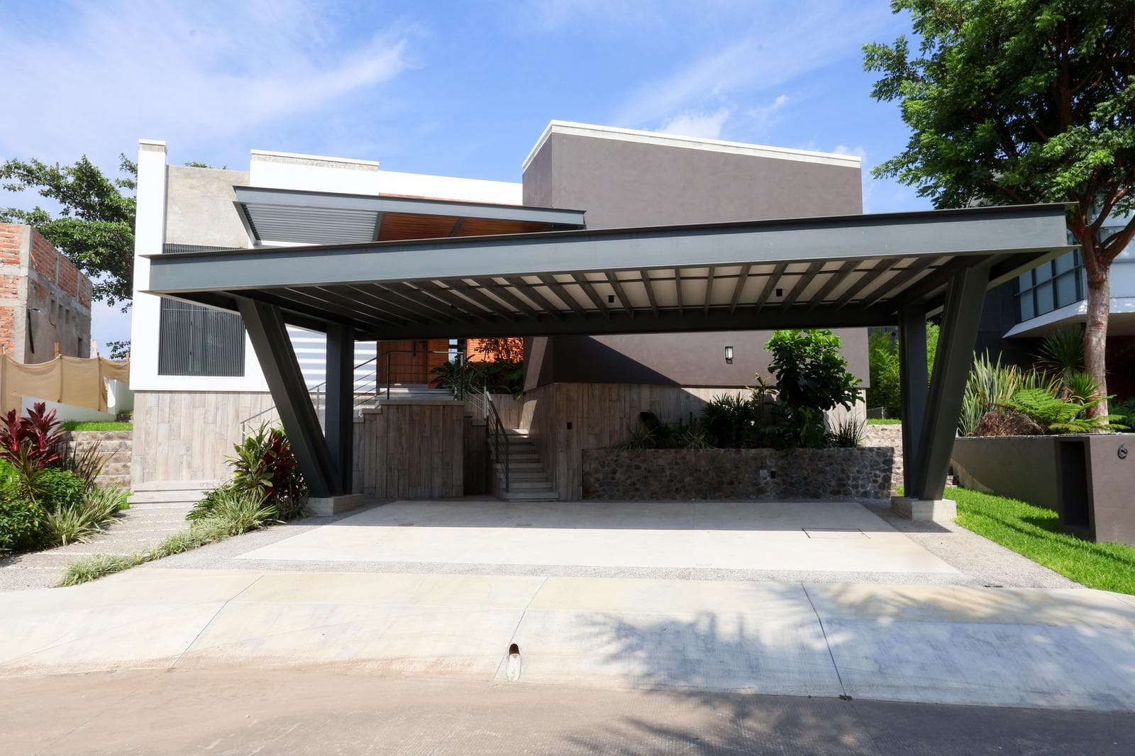 New House in the Altozano Colima Condominium