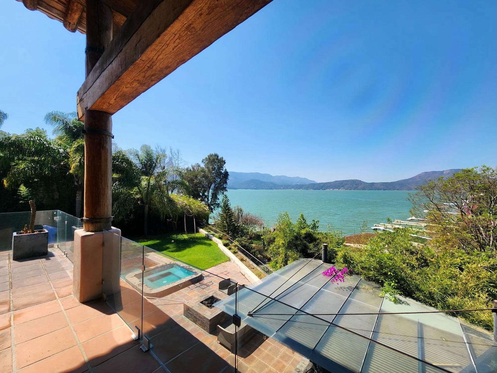 House for Sale with Lake Access in Valle de Bravo